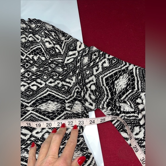 BIT and BRIDLE XL Shirt BLACK WHITE GEOMETRIC PEASANT BLOUSE Rayon Buttons FLOWY - Picture 5 of 12